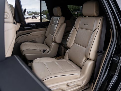 Used 2023 Cadillac Escalade Premium Luxury image 32