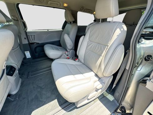Used 2017 Toyota Sienna XLE Premium FWD image 30