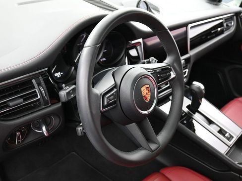 Certified 2025 Porsche Macan image 17
