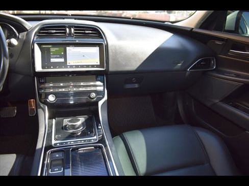 Used 2019 Jaguar XE Premium RWD image 31