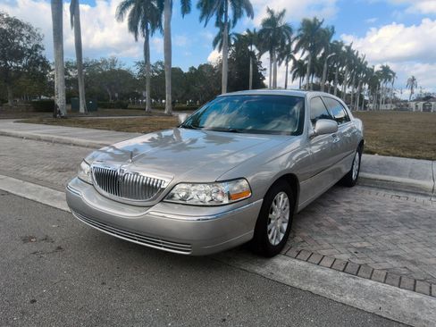 Used 2006 Lincoln Town Car Signature image 2