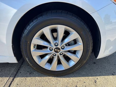 Used 2017 Kia Optima LX FWD image 4