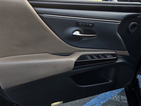 Used 2023 Lexus ES 300h w/ Premium Package image 10