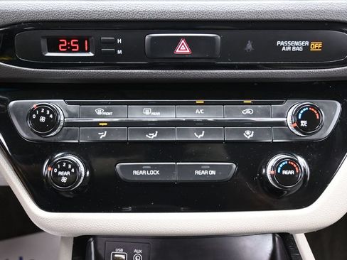 Used 2018 Kia Sedona L FWD image 24