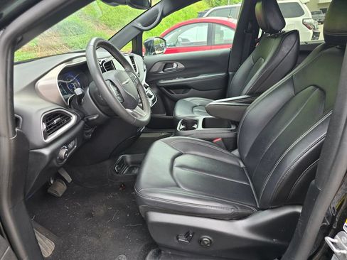Used 2025 Chrysler Pacifica Select FWD image 4