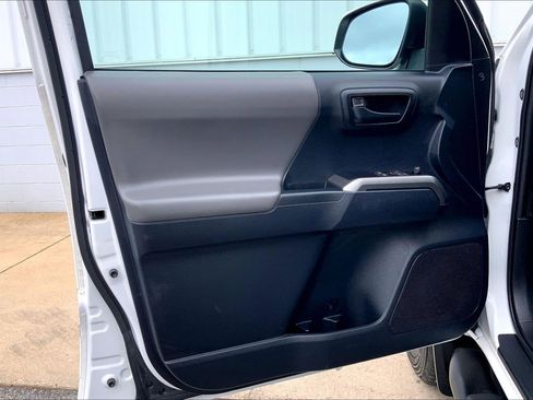 Used 2020 Toyota Tacoma SR5 AWD/4WD image 27