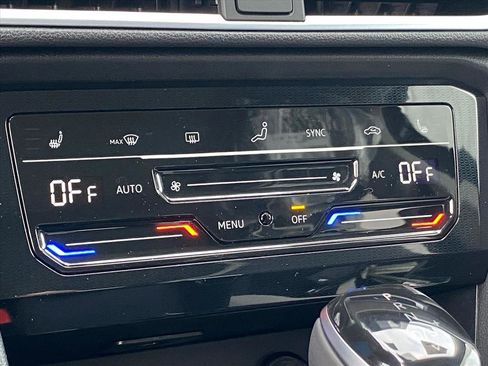 New 2026 Volkswagen Taos SE image 6