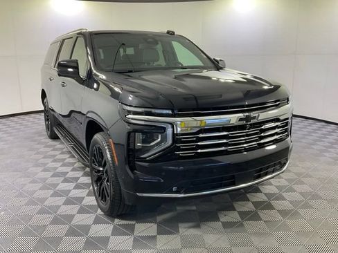 Used 2025 Chevrolet Suburban Premier AWD/4WD image 3