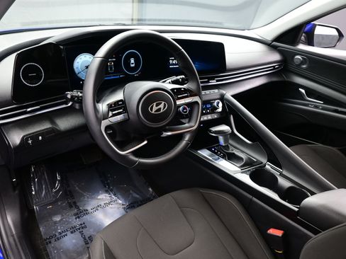 Certified 2025 Hyundai Elantra SEL image 12