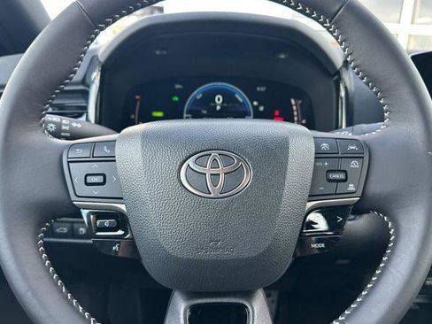 Used 2025 Toyota Camry SE w/ Convenience Package image 47