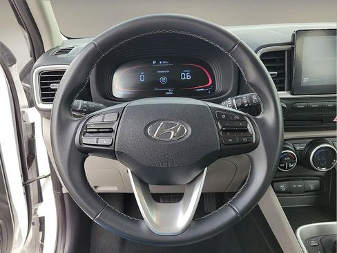 Used 2025 Hyundai Venue SEL FWD image 19