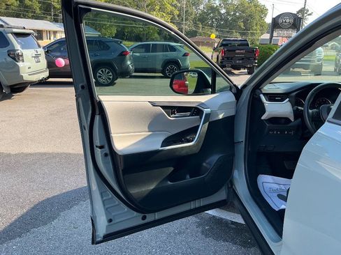 Used 2020 Toyota RAV4 XLE Premium FWD image 15