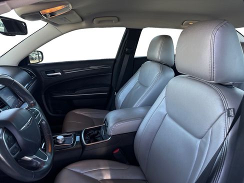 Used 2019 Chrysler 300 Touring RWD image 10