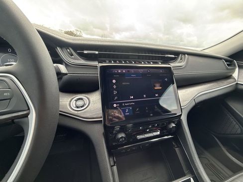 Used 2023 Jeep Grand Cherokee L Limited w/ Luxury Tech Group II image 19