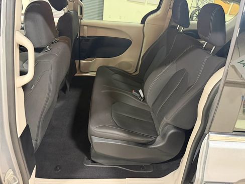 Used 2021 Chrysler Voyager L FWD image 28