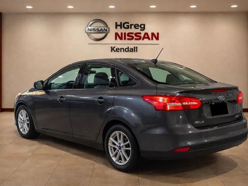 Used 2017 Ford Focus SE FWD image 2