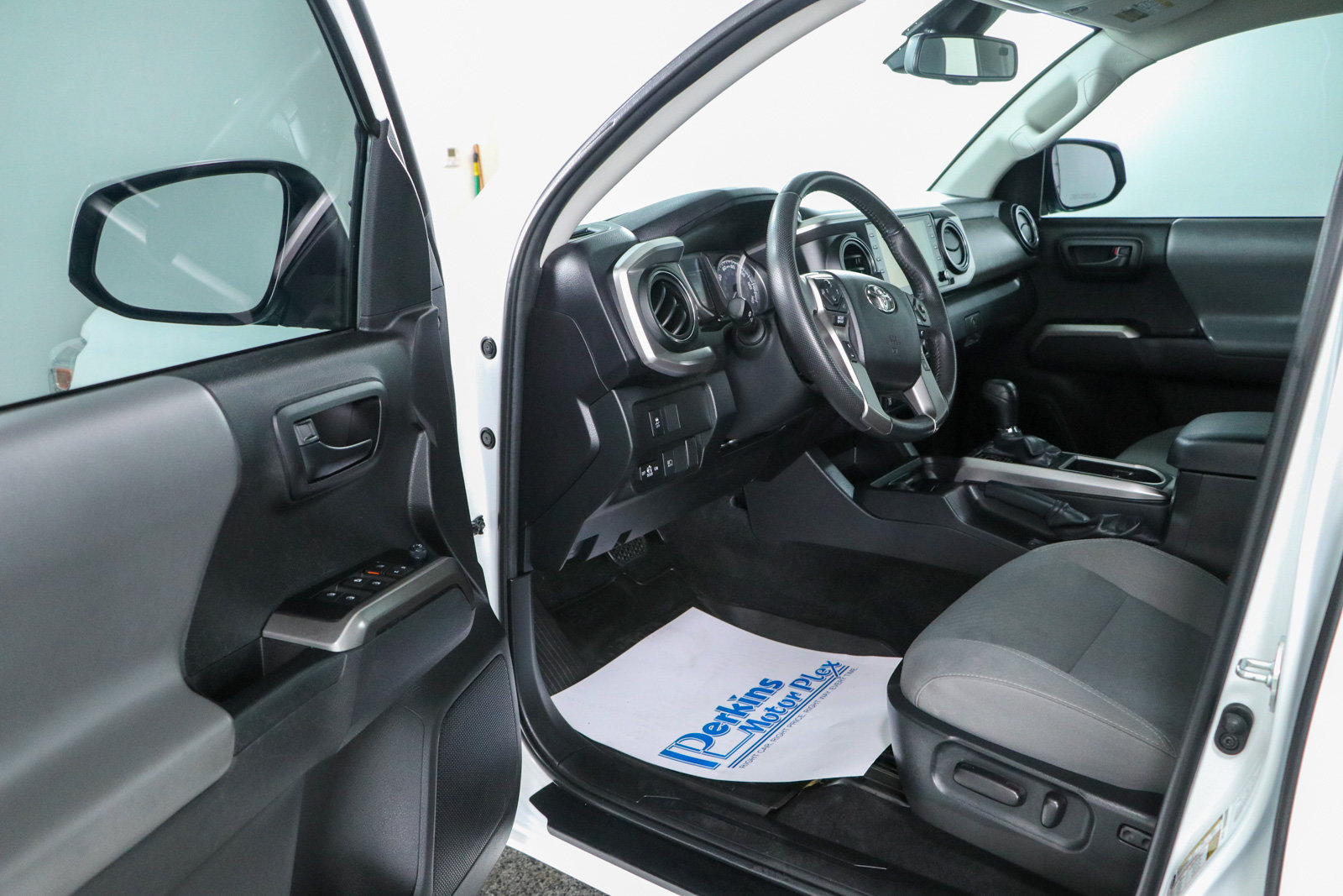 Used 2022 Toyota Tacoma SR5 AWD/4WD image 3
