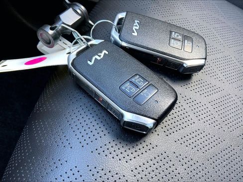 Used 2022 Kia Carnival LX image 14