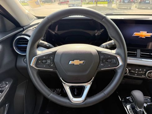 Used 2025 Chevrolet Trax LT w/ LT Convenience Package FWD image 16