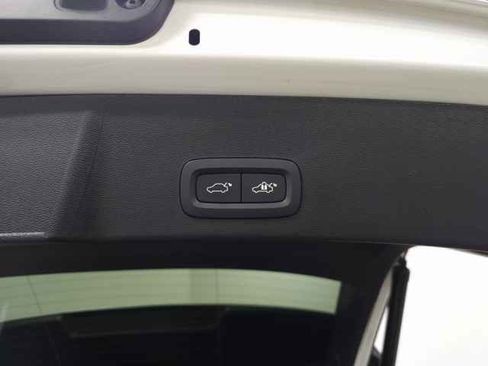 Certified 2023 Volvo XC40 B5 Ultimate w/ Protection Package Premier image 9