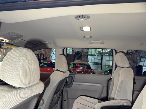 Used 2012 Kia Sedona EX FWD image 63