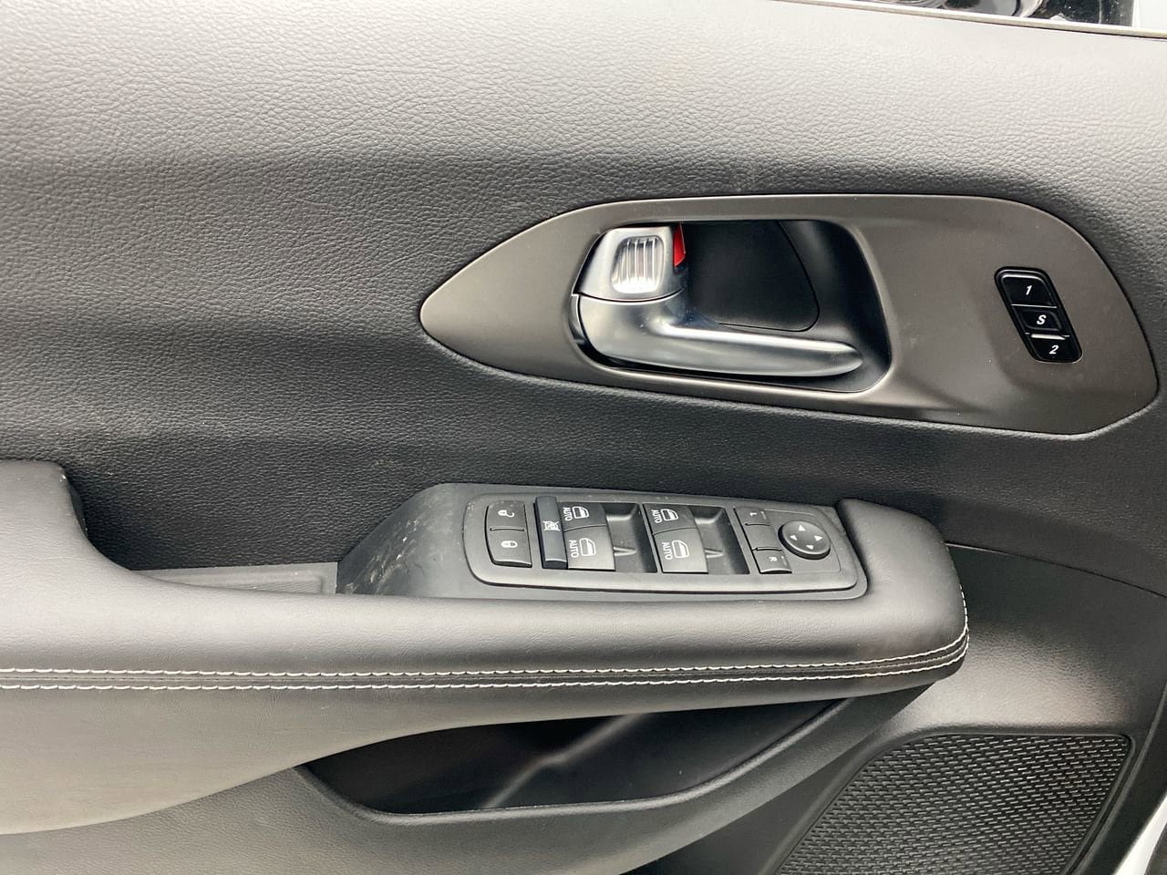 New 2027 Chrysler Pacifica Select w/ Family Tech Group FWD image 12