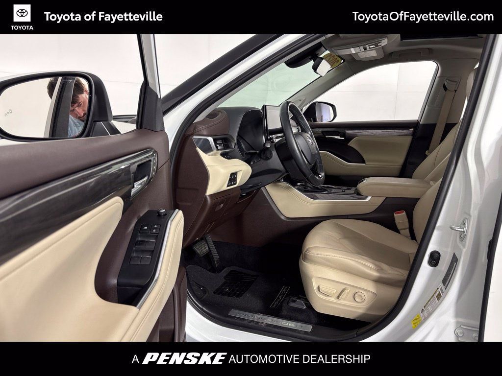 Used 2021 Toyota Highlander Limited FWD image 32