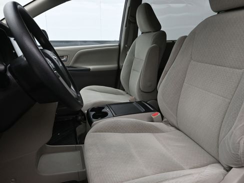 Used 2015 Toyota Sienna LE image 11