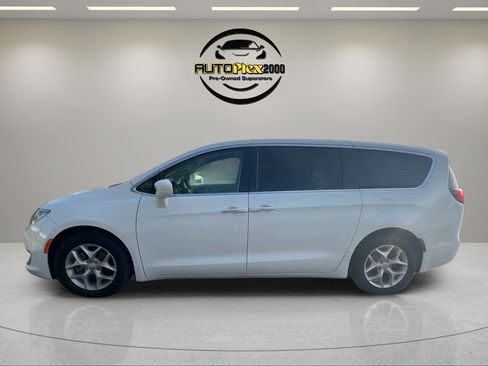 Used 2018 Chrysler Pacifica Touring Plus w/ Tire & Wheel Group FWD image 4