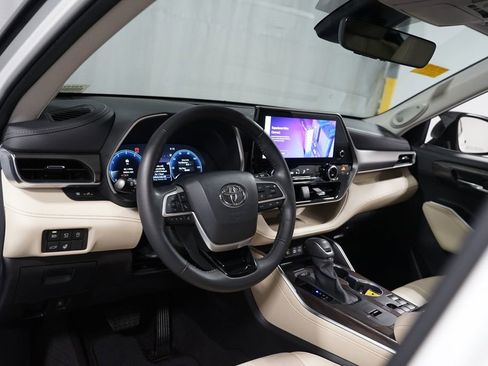 Used 2024 Toyota Highlander Limited image 11