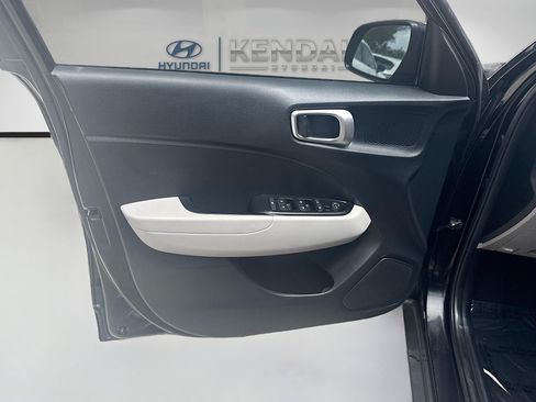Used 2022 Hyundai Venue SEL FWD image 17