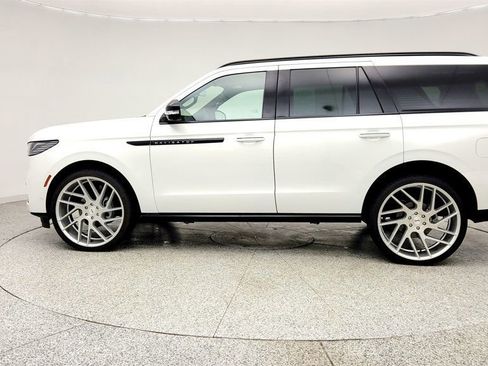 Used 2025 Lincoln Navigator Reserve w/ Jet Appearance Package image 8