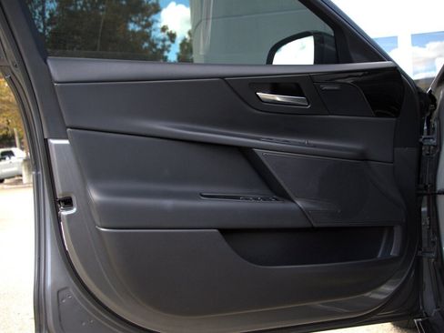 Used 2018 Jaguar XE Premium image 11