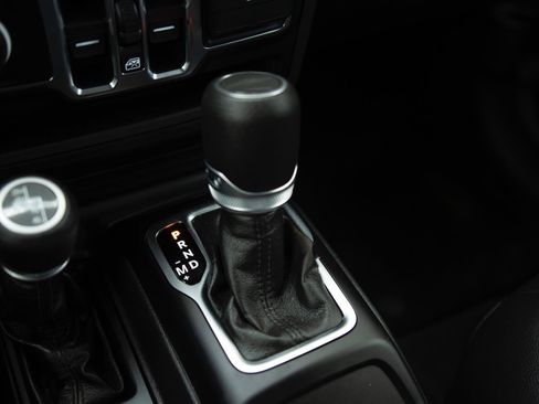 Used 2023 Jeep Gladiator Sport AWD/4WD image 12