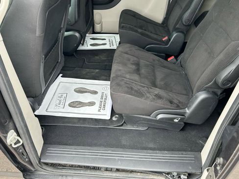 Used 2019 Dodge Grand Caravan SE w/ UConnect Hands-Free Group image 9