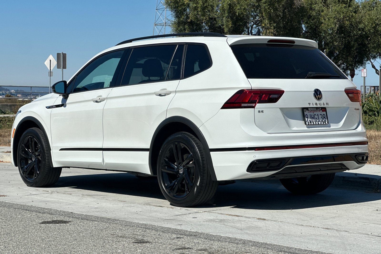 Used 2023 Volkswagen Tiguan SE R-Line AWD/4WD image 6