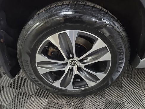 Used 2020 Toyota Highlander XLE AWD/4WD image 16