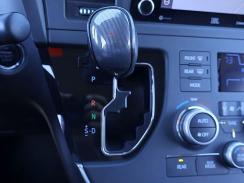 Certified 2019 Toyota Sienna SE Premium image 28