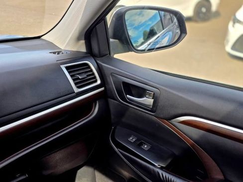 Used 2015 Toyota Highlander Limited AWD/4WD image 31