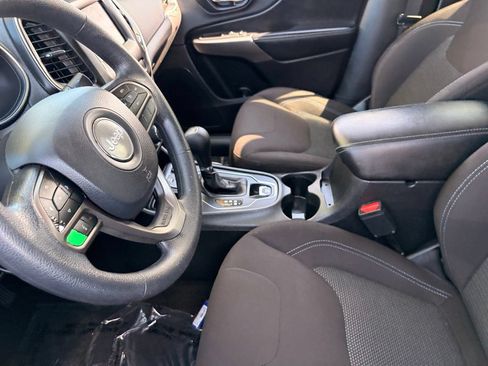Used 2019 Jeep Cherokee Latitude w/ Popular Appearance Group FWD image 18