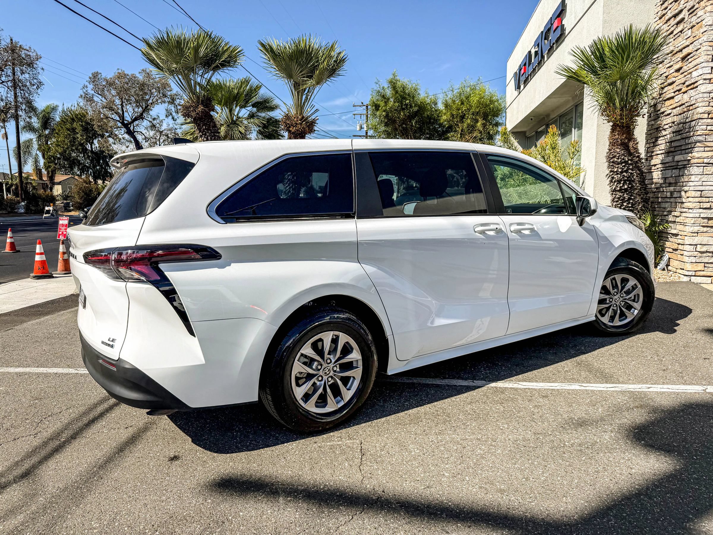 Used 2023 Toyota Sienna LE FWD image 7