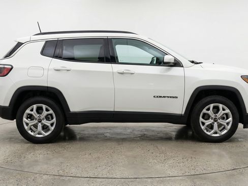 Used 2025 Jeep Compass Latitude image 11