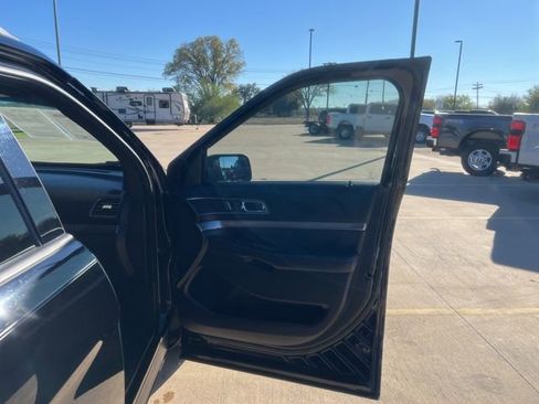 Used 2018 Ford Explorer XLT image 34