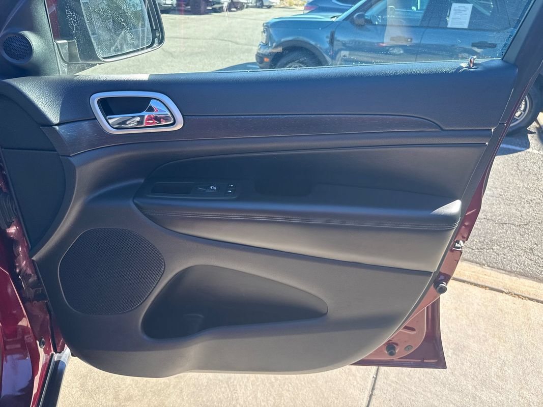 Used 2018 Jeep Grand Cherokee Laredo AWD/4WD image 18