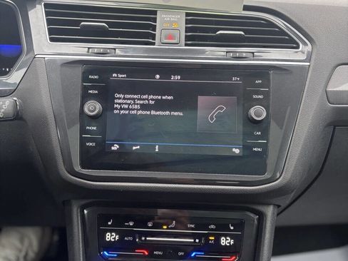 Used 2022 Volkswagen Tiguan SE w/ Panoramic Sunroof Package image 16