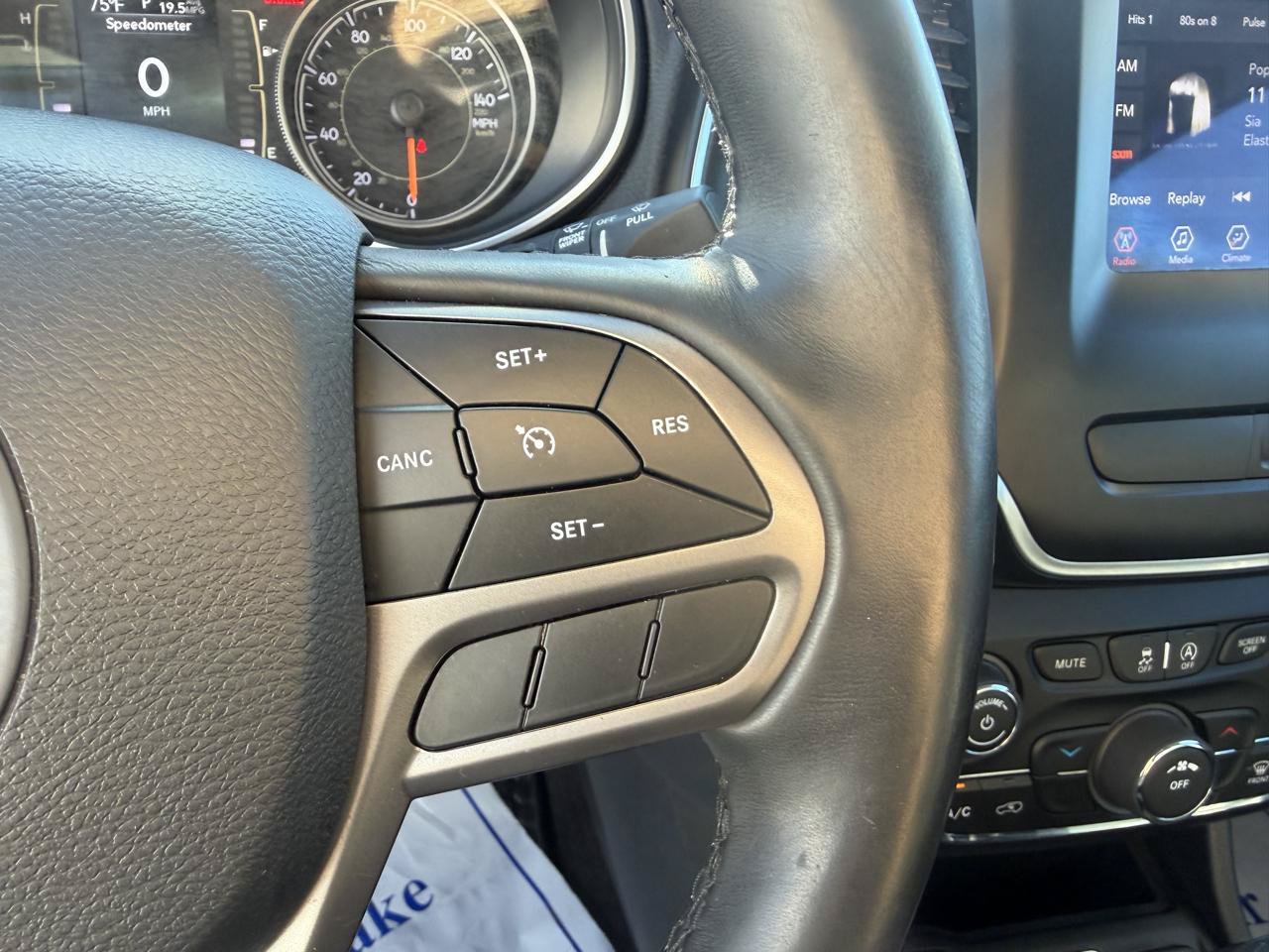 Used 2019 Jeep Cherokee Latitude Plus w/ Cold Weather Group AWD/4WD image 27