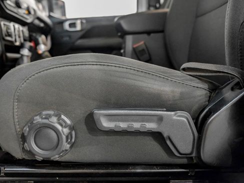 Used 2018 Jeep Wrangler Unlimited Sahara image 30