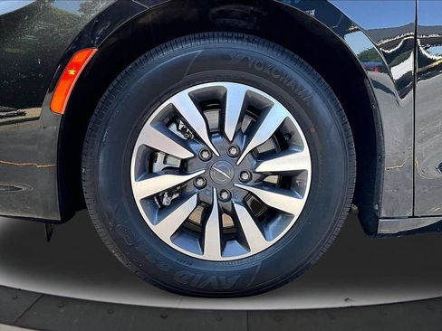 Used 2023 Chrysler Pacifica Limited FWD image 33