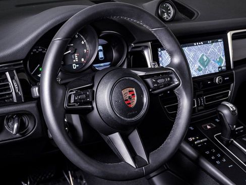 Certified 2025 Porsche Macan image 18