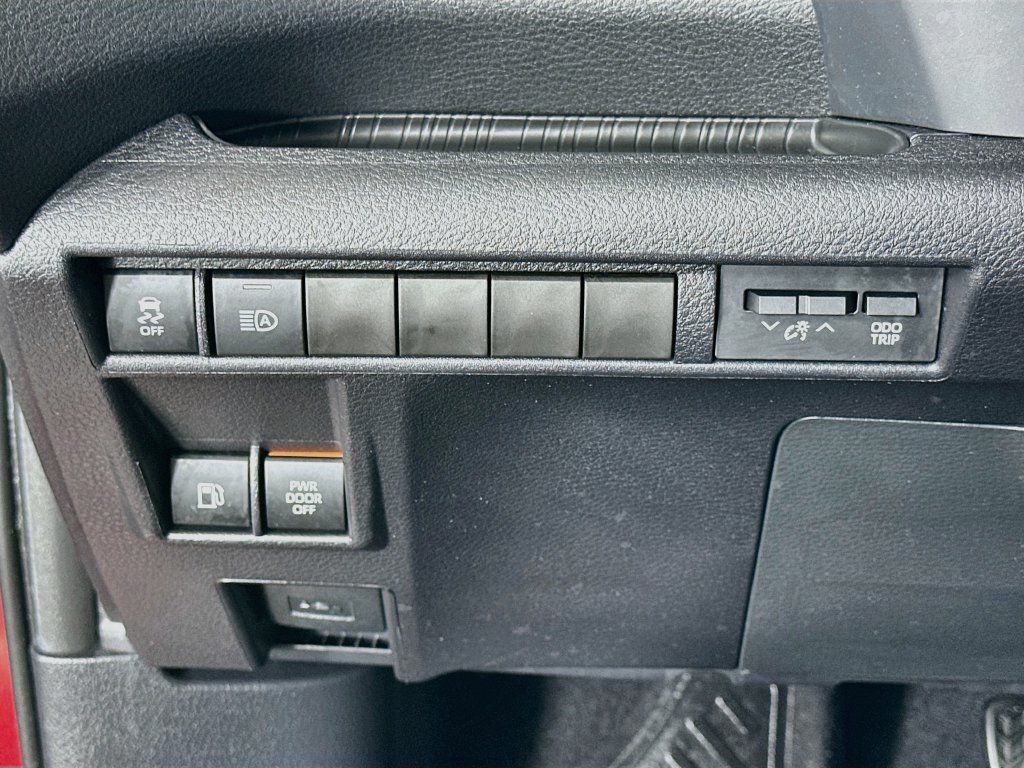 Used 2026 Toyota Sienna XSE FWD image 10